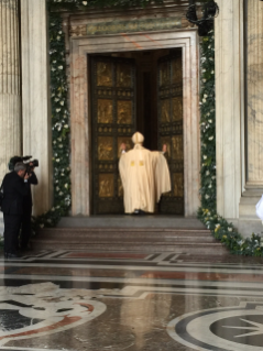  Misa de apertura de la Puerta Santa de San Pedro